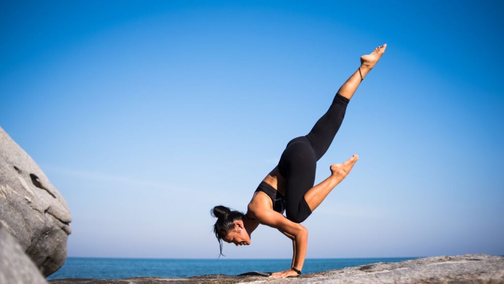 Ao praticar yoga regularmente, você estimula o fluxo de energia pelo corpo, resultando em maior vitalidade e disposição.